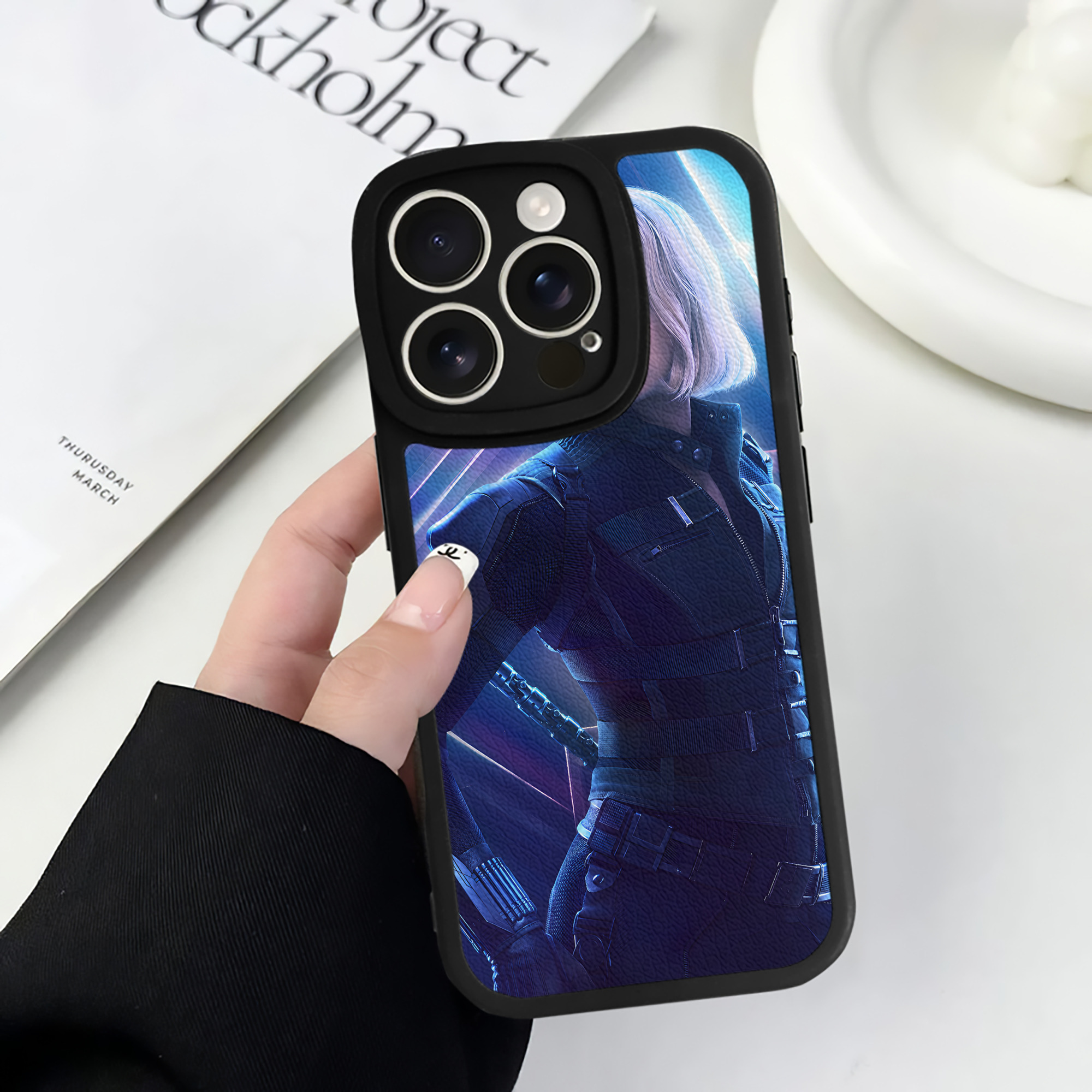 （画像用） アベンジャーズ The Avengers 【iPhone 16シリーズ対応】シリコンスマホケース（レザー調） 材質：シリコン